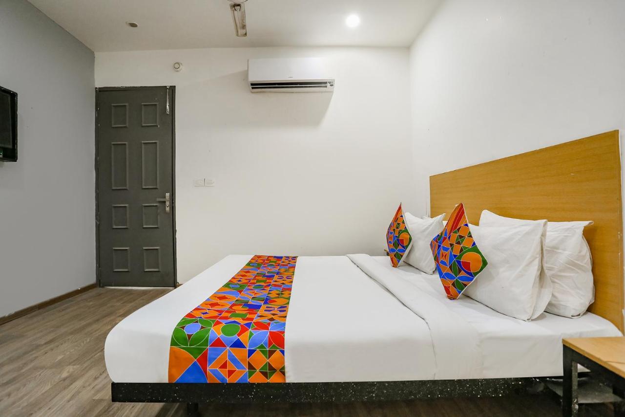 Fabhotel Vat - Meera Bagh Delhi  Buitenkant foto