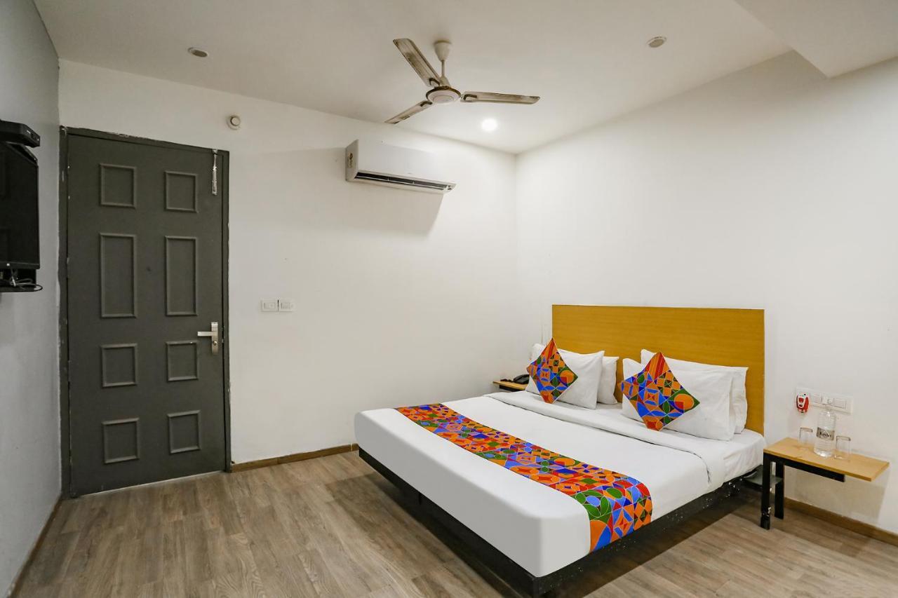 Fabhotel Vat - Meera Bagh Delhi  Buitenkant foto