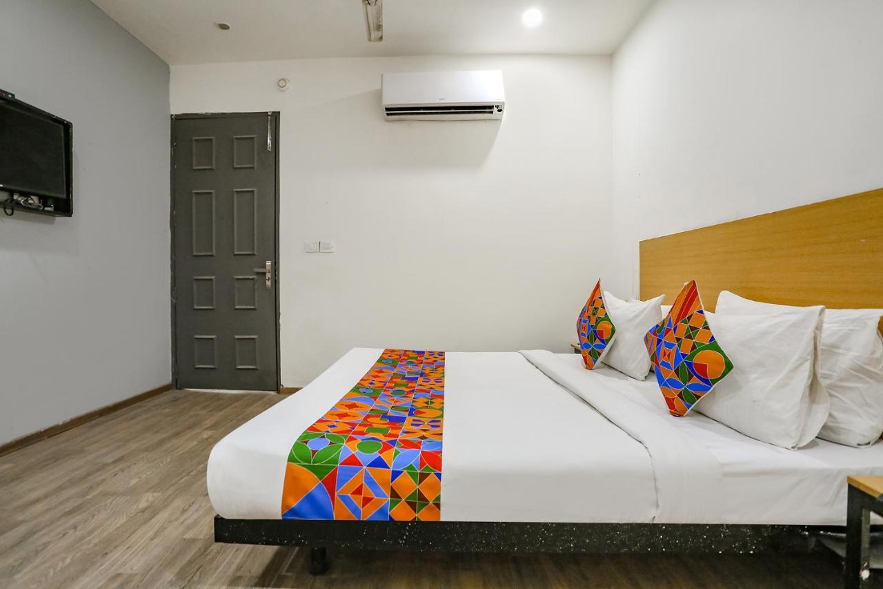 Fabhotel Vat - Meera Bagh Delhi  Buitenkant foto